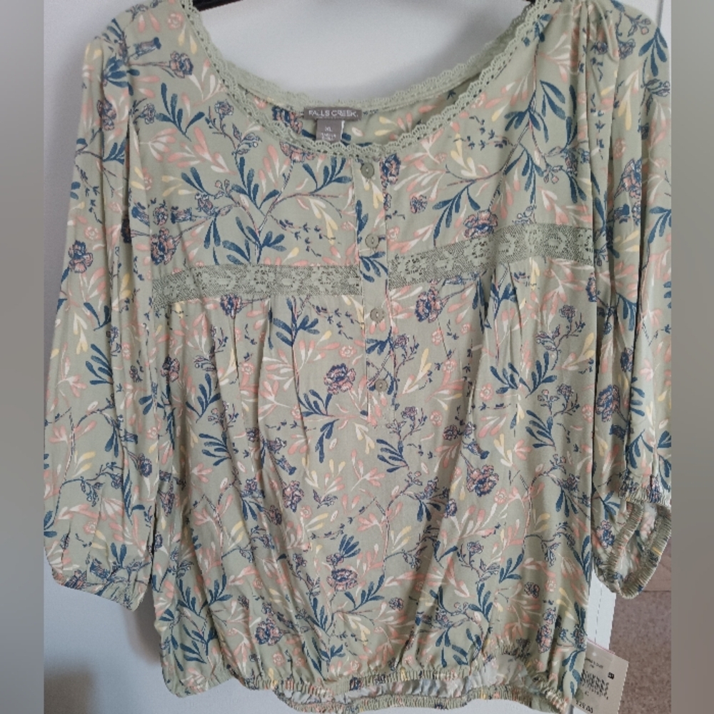 Women's lightweight top NWT